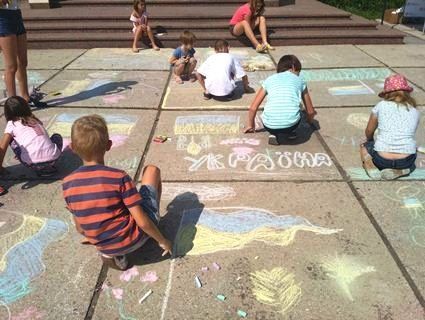 Маленьких лучан вчили малювати Україну на асфальті (фото)