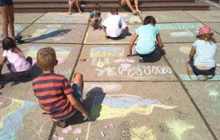 Маленьких лучан вчили малювати Україну на асфальті (фото)