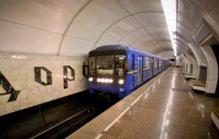 У Києві п’яна дівчина кинулась під поїзд