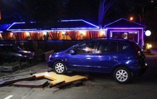 У Києві п’яний водій збив пішохода та в’їхав у шиномонтаж