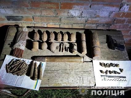 На Кіровоградщині чоловік виготовляв зброю та вибухівку у власному гаражі