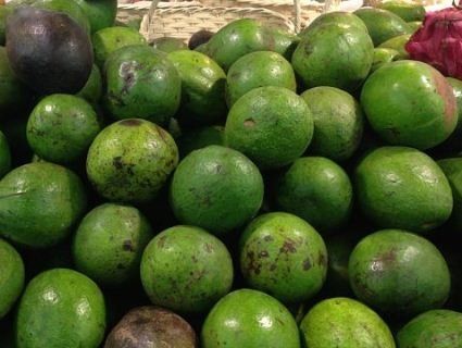 У столичному супермаркеті округлий огірок видали за авокадо (фото)