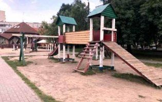 У Луцьку демонтують дитячий ігровий комплекс
