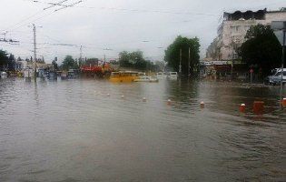 Ялта з’єдналася з морем, а Феодосію накрив смерч (фото, відео)