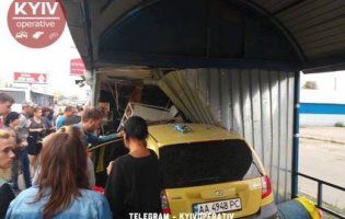 В Києві автоледі рознесла автобусну зупинку. Є постраждалі