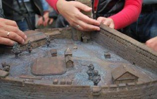 У Луцьку відкрили бронзовий тактильний макет Луцького замку