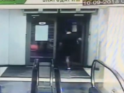 В Києві хуліган у стилі «Кунг-фу Панди» розтрощив двері магазину (відео)