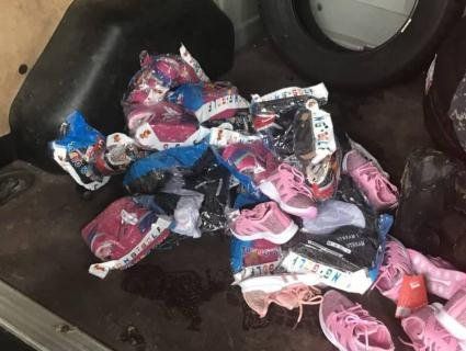 Молдаванин заховав 130 пар дитячого взуття у конструкції авто
