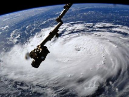 Ураган «Флоренс» нарощує силу в загрозливому темпі. НАСА виклала відео