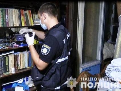 У Києві «копи» витягли убивцю з-під дивана (відео)