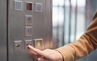 У Києві батько з маленьким сином годину просиділи в аварійному ліфті (відео)