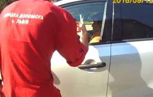 У Львові навіжена водійка заблокувала швидку і умисне чавила копа