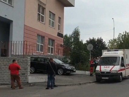 Дитина за загадкових обставин випала з вікна багатоповерхівки Києва