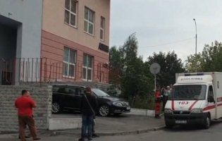 Дитина за загадкових обставин випала з вікна багатоповерхівки Києва