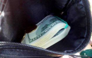 На Запоріжжі грабіжник викинув випатрану сумку, не помітивши в ній 6000 доларів