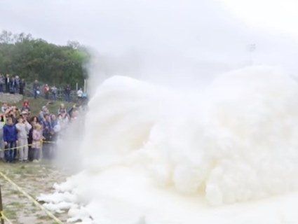 В Дніпрі штучний «вулкан» вивергнув 5000 літрів піни (відео)