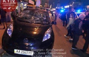 У Києві люди влаштували самосуд над водієм таксі, який влетів у зупинку (відео)