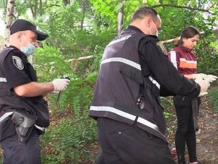 В Києві шукають горе-породіллю, яка викинула немовля у подарунковій торбинці