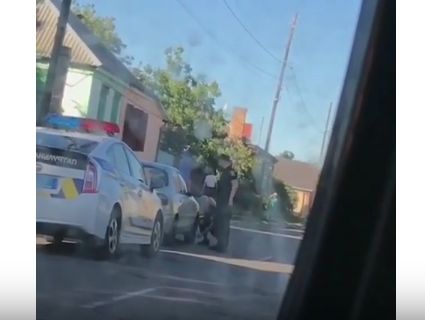 В Кременчуку копи зупинили водія, проколовши шини «заточкою» (відео)