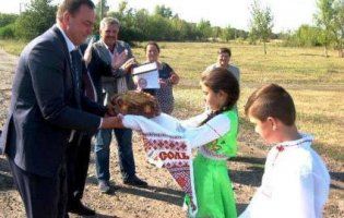 Чиновницький маразм: на Харківщині зупинки та смітники відкрили з короваєм