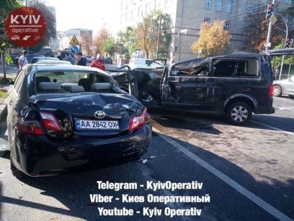 Масштабна ДТП у Києві: «купа мала» з п’яти машин (фото, відео)
