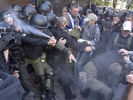 В Мережі затролили патрульного, який розпилив балончик собі в лице (фото)