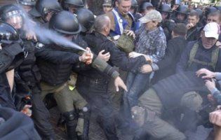 В Мережі затролили патрульного, який розпилив балончик собі в лице (фото)