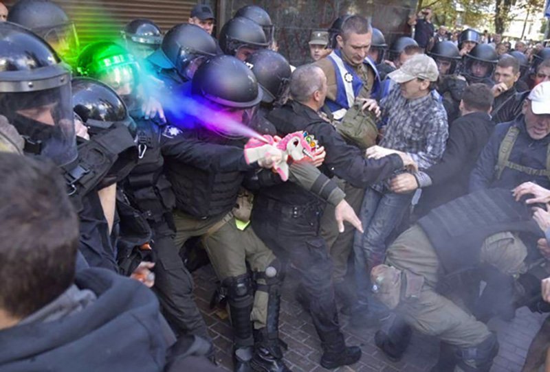 Сутичка поліцейських із активістами