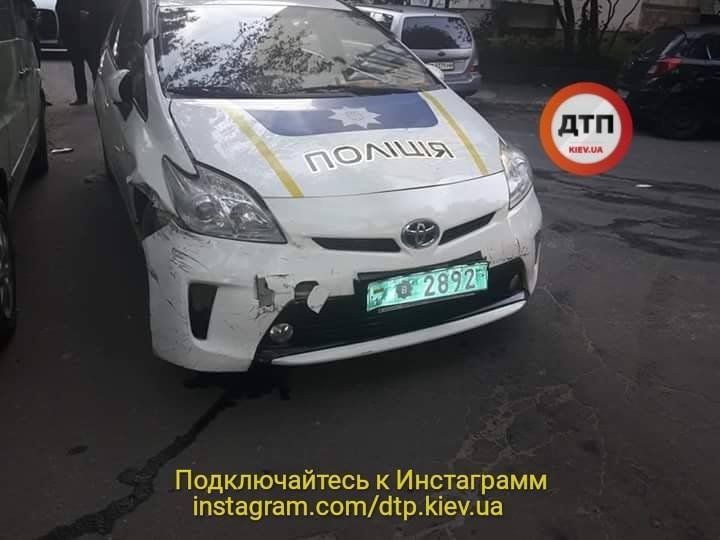 У Києві патрульний заснув за кермом і потовк чотири машини (фото)