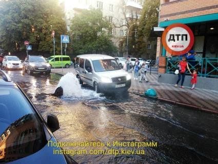 В Києві Генпрокуратуру вкотре підмиває каналізаційний гейзер (фото)