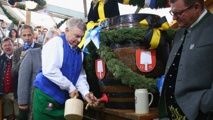 Обер-бургомістр Мюнхена проводить церемонію відкриття бочки на октоберфест
