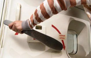 Переплутав вихід з літака з туалетом і ледь не вбив 150 людей