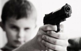 На Запоріжжі першокласник вимагав у ровесників гроші, наставляючи пістолета