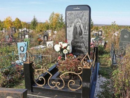 «Абонент поза зоною доступу»: на могилі поставили пам’ятник у вигляді iPhone