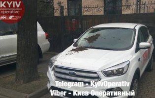 У Києві обляпали лайном автівки російських дипломатів (фото)