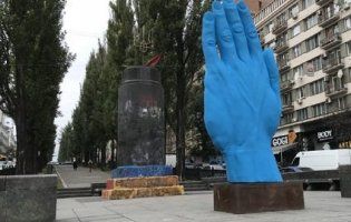 Креативний Київ: синя рука підірвала соцмережі (відео, фото)