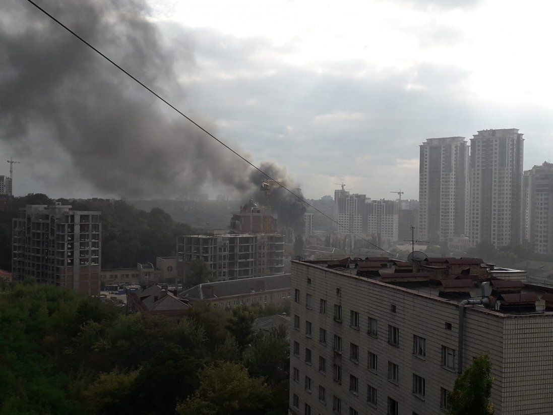 Хмарочос в елітному районі Києва спалахнув, як сірник (фото, відео)