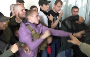 «Похорон української судової системи»: в Житомирі радикали побили в суді адвоката і журналіста (відео)