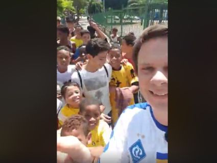 Дмитро Комаров навчив бразильських дітлахів кричалки «Динамо» (відео)