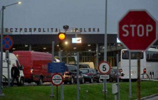 Заробітчан на польському кордоні примушують виходити з автобусів  та доводити своє легальне перебування в Польщі