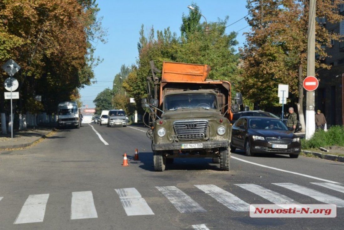 П’яний водій сміттєвозу протаранив Лєнд Крузер