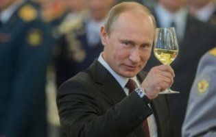 Російському карлику  - 66: Путін забуває, як виглядає російський прапор та не може прочитати промову з папірця