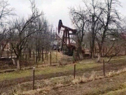 Житель Львівщини встановив на власному городі свердловину і качає нафту (відео)