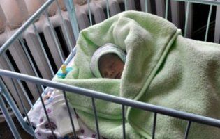 У Житомирі горе-породілля залишила немовля в холодному під’їзді
