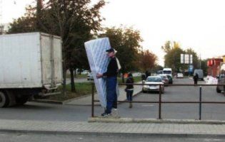 У Тернополі людей із пантелику збиває занадто реалістична реклама (фото)