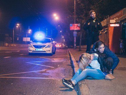 У Києві вагітна жінка билася з поліцейськими (відео)