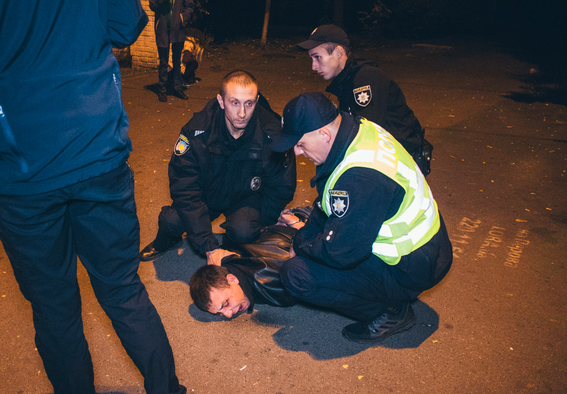 У Києві вагітна жінка билася з поліцейськими