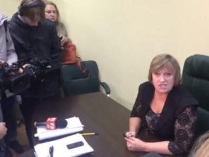 На Київщині люди штурмували суддю, яка випустила під заставу ґвалтівників неповнолітньої (відео)