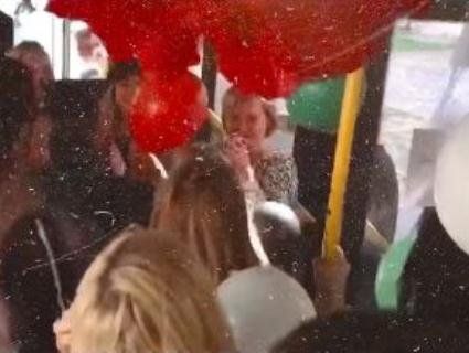Креативно: у Луцьку школярі орендували цілий тролейбус, щоб привітати улюблену вчительку (відео)