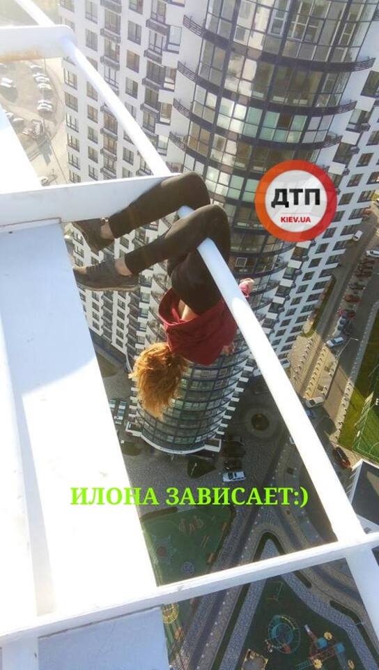 У Києві неповнолітня екстремалка звисала вниз головою на даху висотки